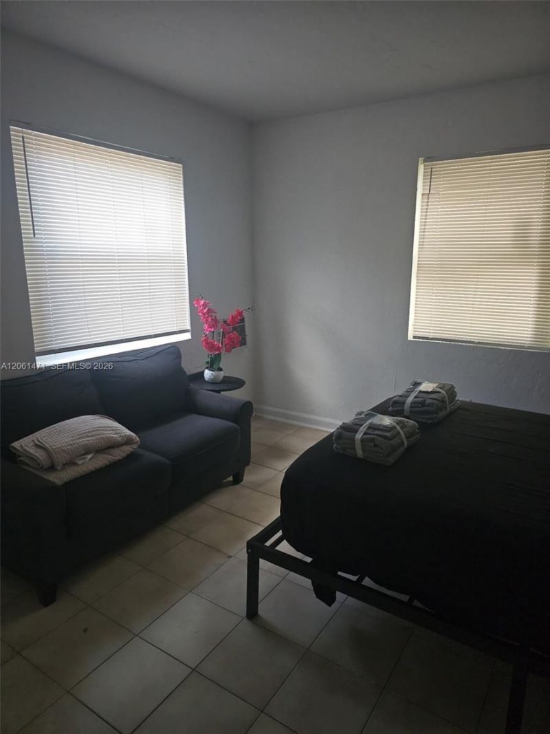 615 NE 4th St , Unit 1, Hallandale Beach, FL 33009 Photo