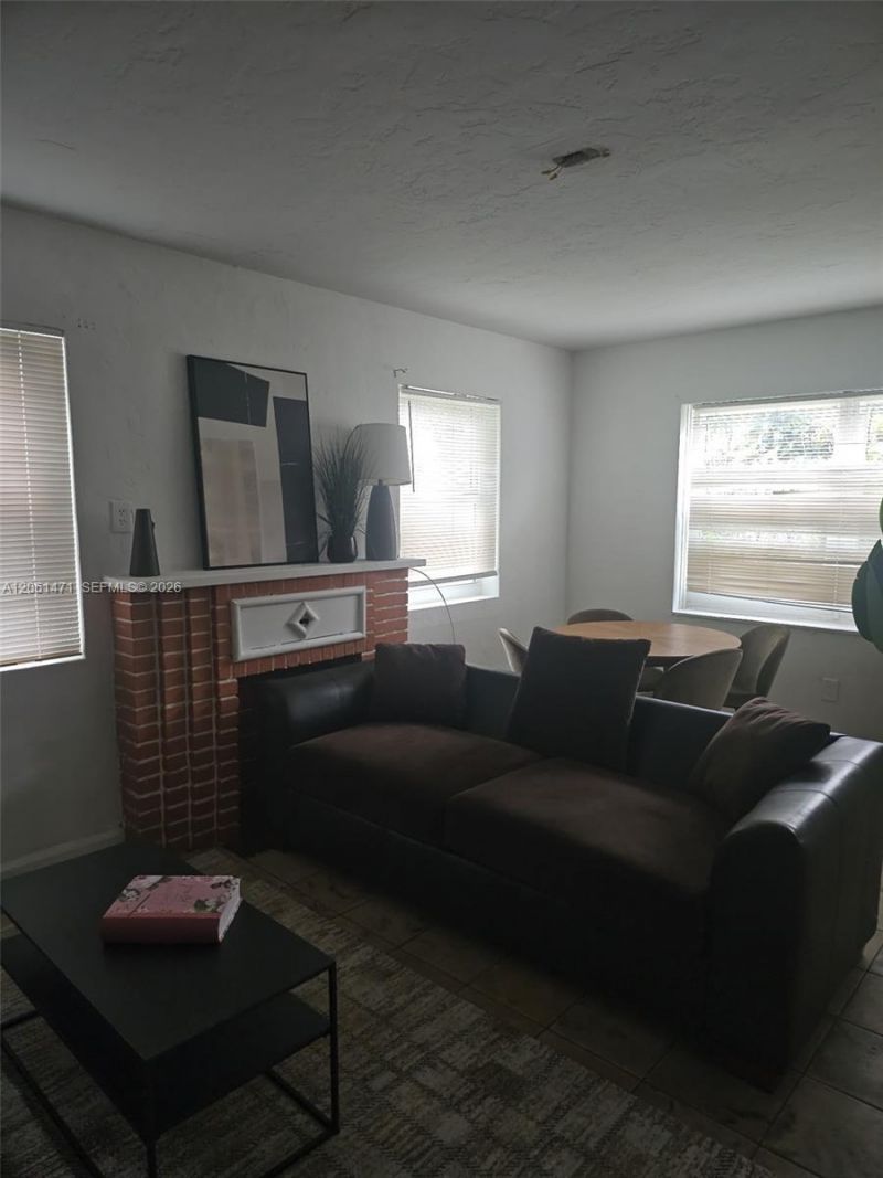 615 NE 4th St , Unit 1, Hallandale Beach, FL 33009 Photo