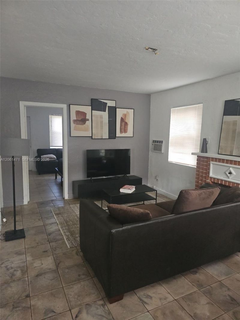 615 NE 4th St , Unit 1, Hallandale Beach, FL 33009 Photo
