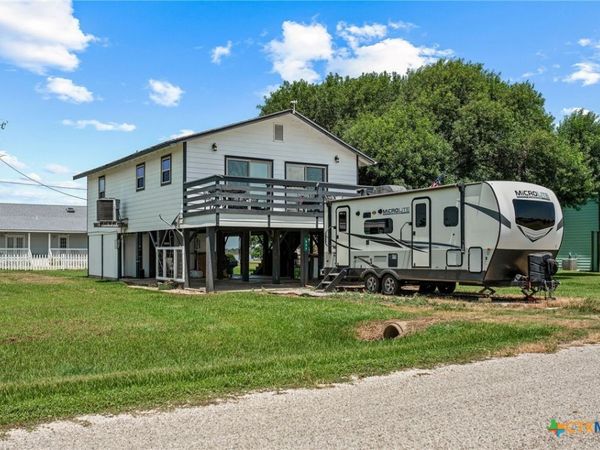 654 Calumet Drive, Palacios, TX 77465