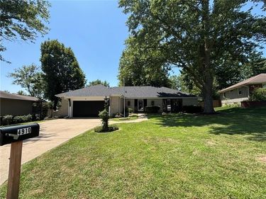 4910 Briarwood Lane, St Joseph, MO 64506