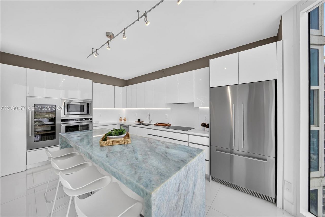 300 S Pointe Dr, Unit 2104, Miami Beach, FL 33139 Photo