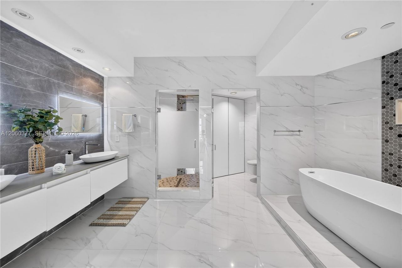 300 S Pointe Dr, Unit 2104, Miami Beach, FL 33139 Photo