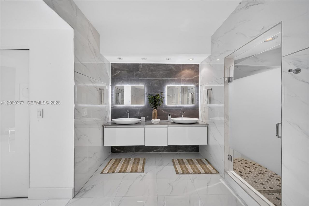 300 S Pointe Dr, Unit 2104, Miami Beach, FL 33139 Photo