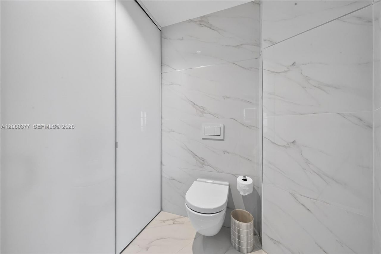 300 S Pointe Dr, Unit 2104, Miami Beach, FL 33139 Photo