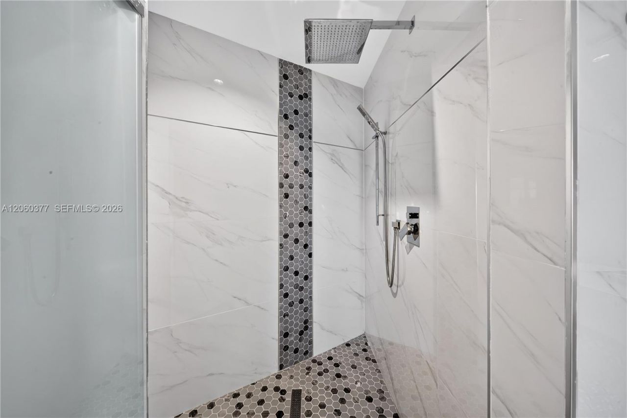 300 S Pointe Dr, Unit 2104, Miami Beach, FL 33139 Photo