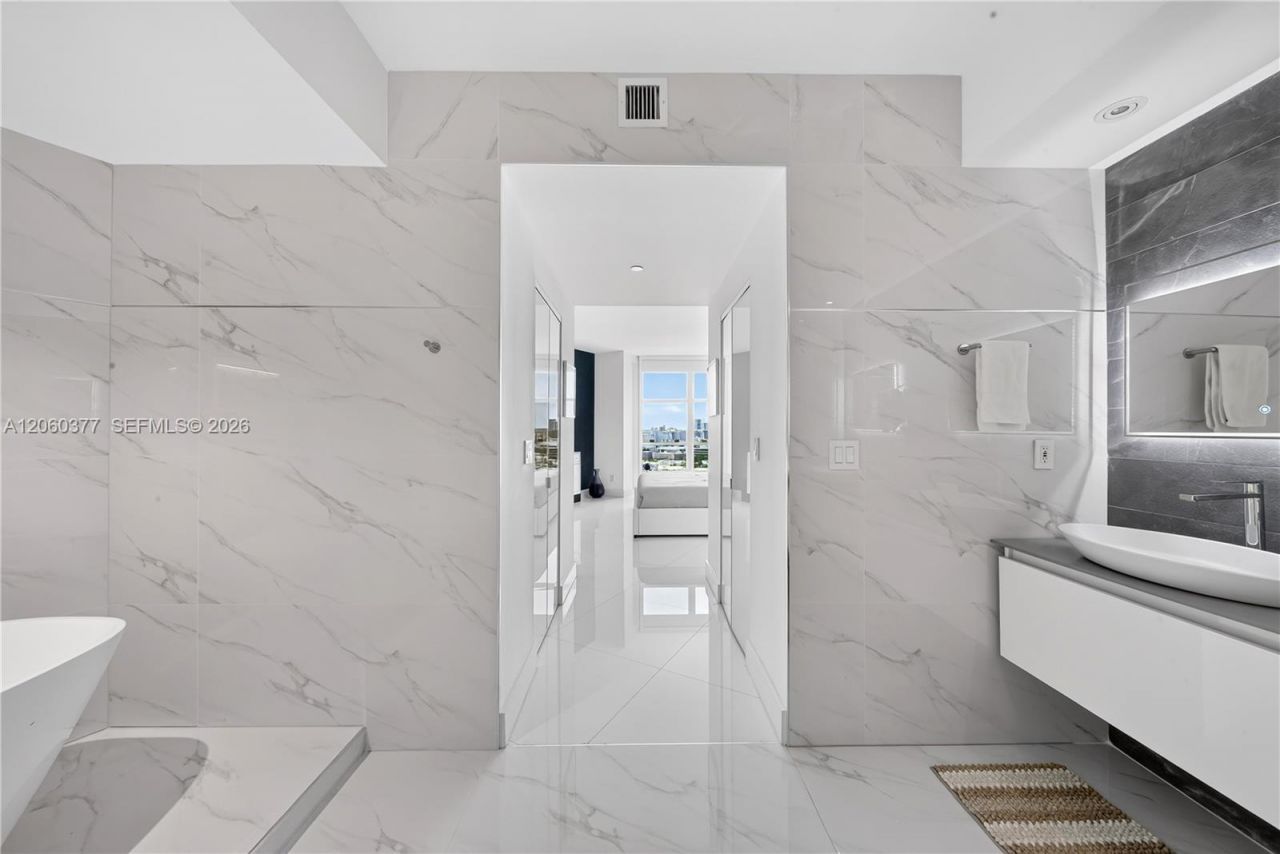300 S Pointe Dr, Unit 2104, Miami Beach, FL 33139 Photo