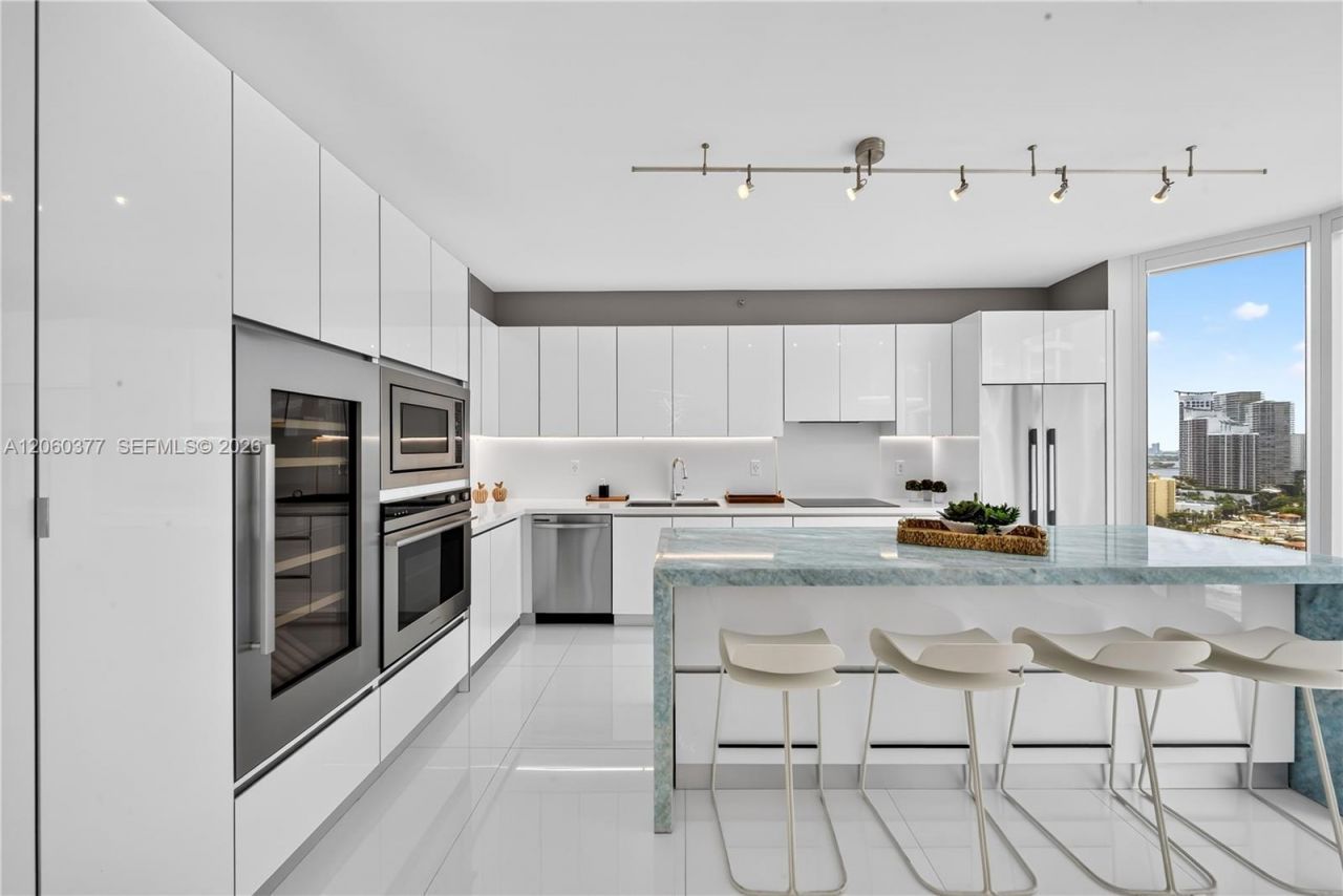 300 S Pointe Dr, Unit 2104, Miami Beach, FL 33139 Photo