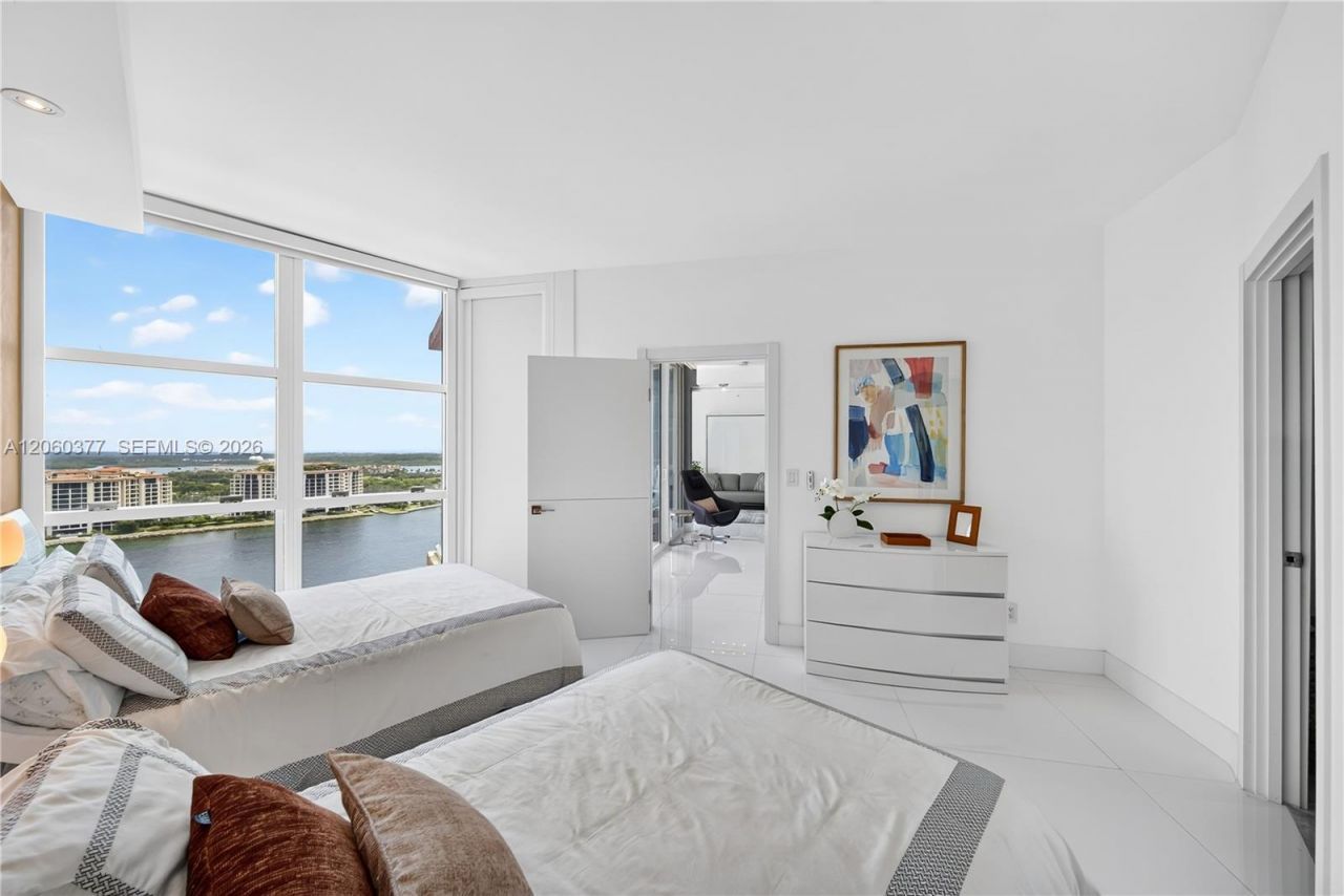 300 S Pointe Dr, Unit 2104, Miami Beach, FL 33139 Photo