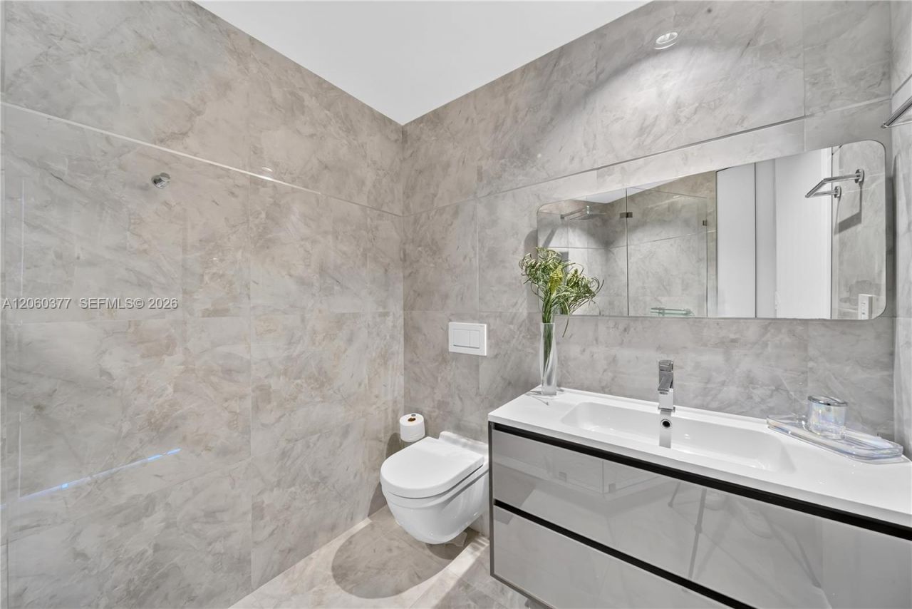 300 S Pointe Dr, Unit 2104, Miami Beach, FL 33139 Photo