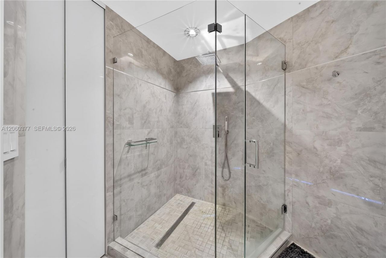 300 S Pointe Dr, Unit 2104, Miami Beach, FL 33139 Photo