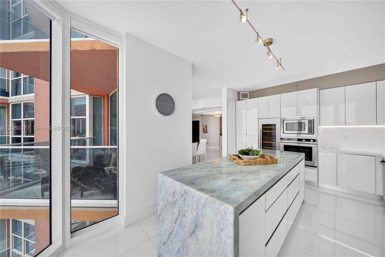 300 S Pointe Dr, Unit 2104, Miami Beach, FL 33139 Photo