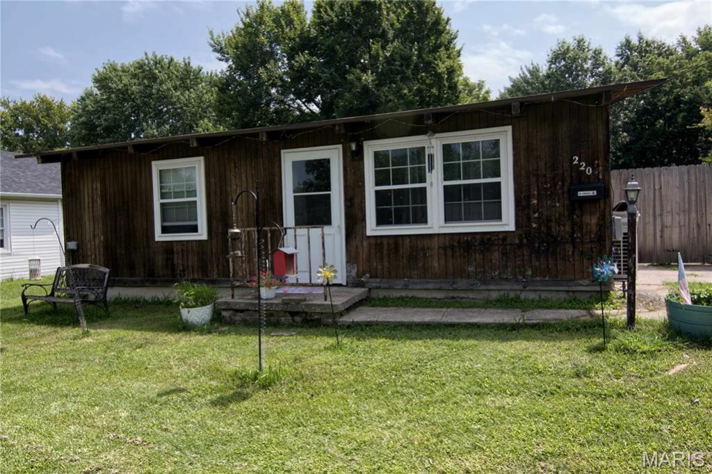 220 N Olive Street , Marshfield, MO 65706 Main Photo
