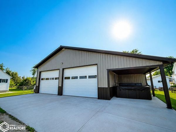 911 Mills Street, Brooklyn, IA 52211