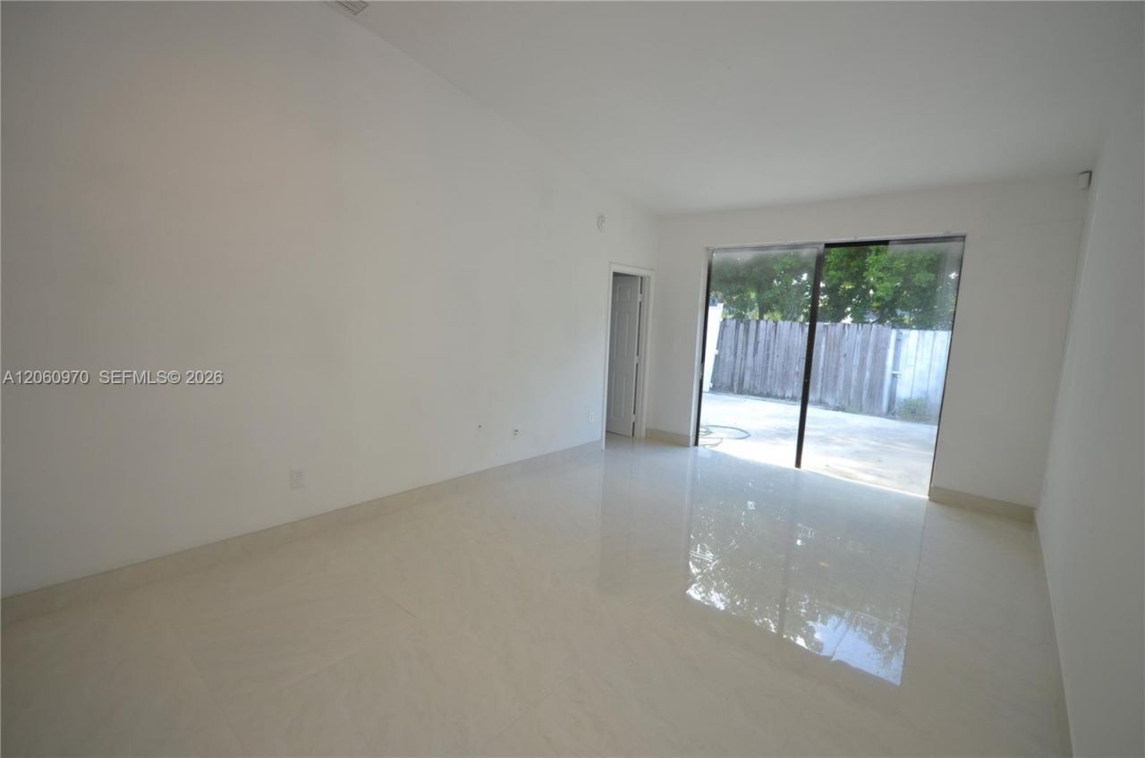 18954 NW 67th Pl, Unit 18954, Hialeah, FL 33015 Photo