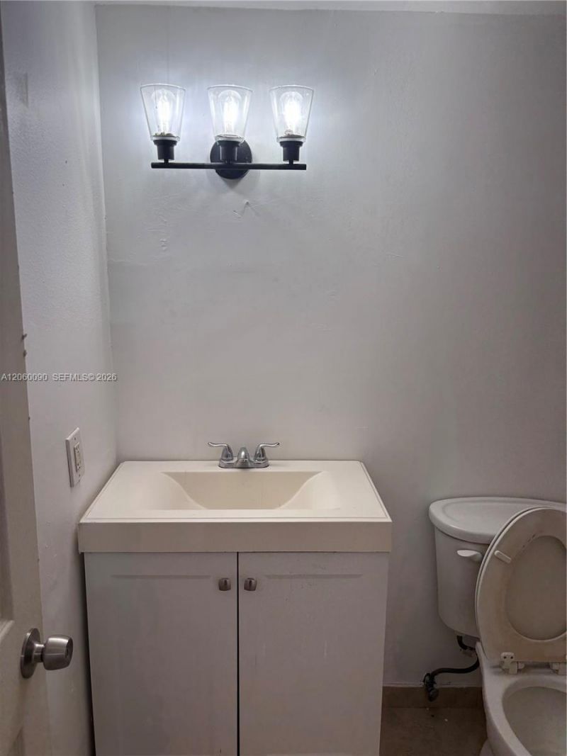 3600 NW 21st St , Unit 101, Lauderdale Lakes, FL 33311 Photo