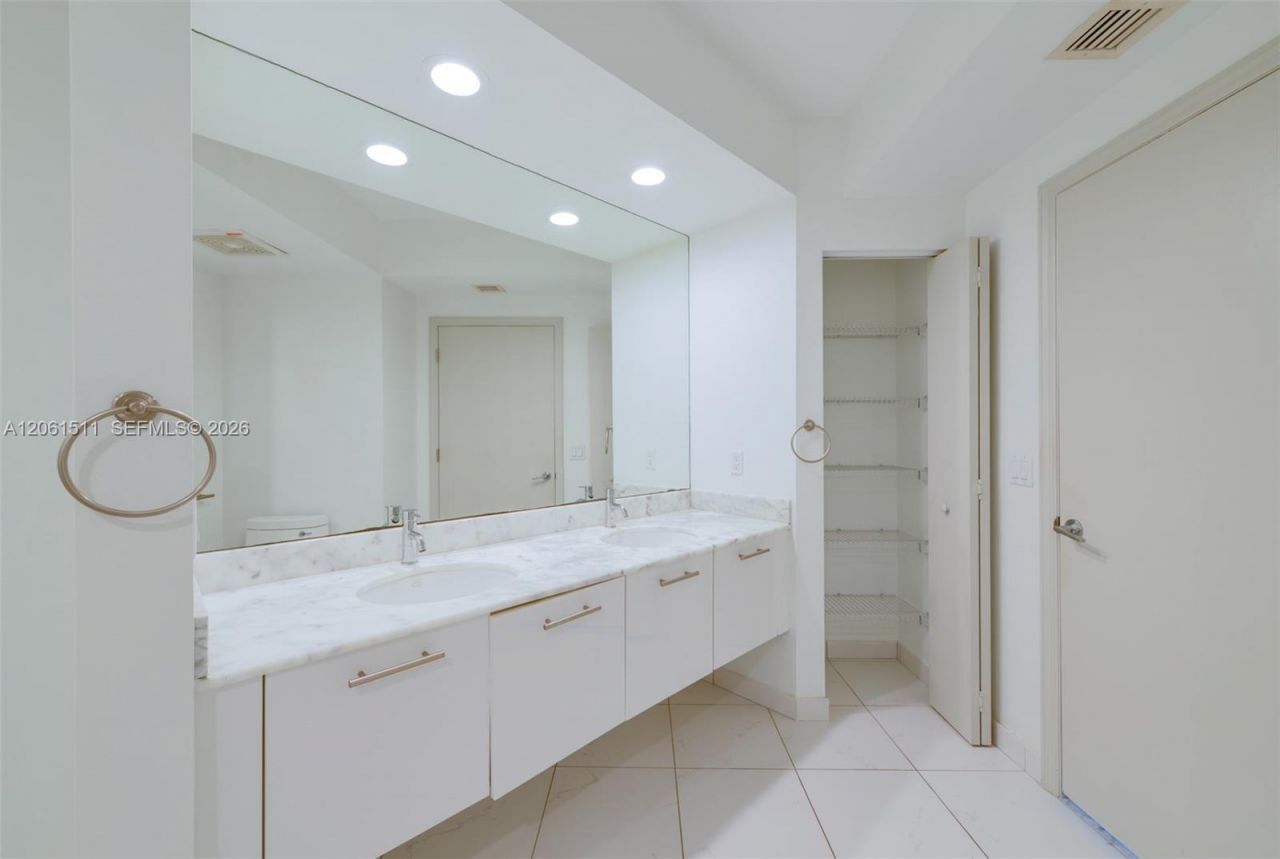 500 Brickell Ave, Unit 2407, Miami, FL 33131 Photo