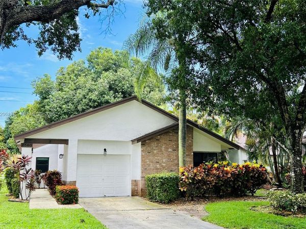 2560 Calamondin Cir , Coconut Creek, FL 33063