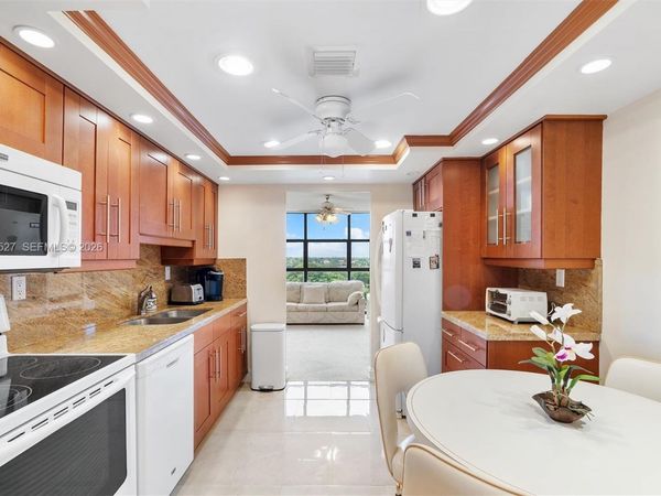 600 Parkview Dr, Unit 709, Hallandale Beach, FL 33009