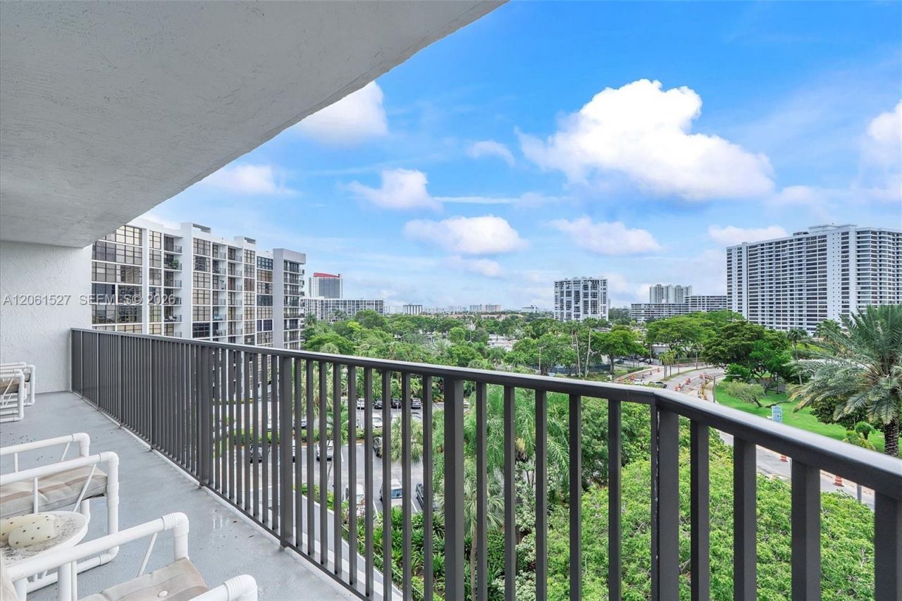 600 Parkview Dr, Unit 709, Hallandale Beach, FL 33009 Photo
