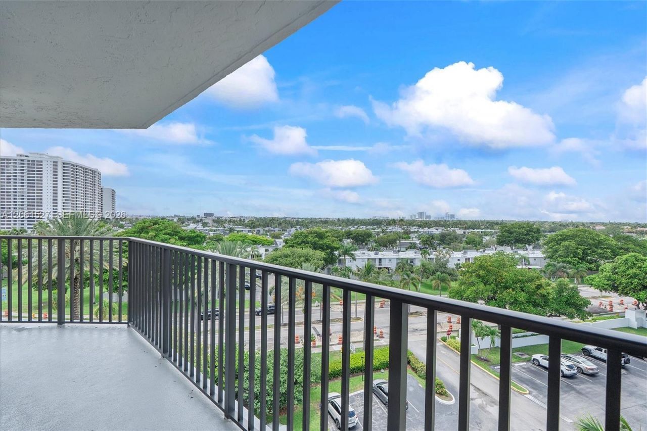 600 Parkview Dr, Unit 709, Hallandale Beach, FL 33009 Photo
