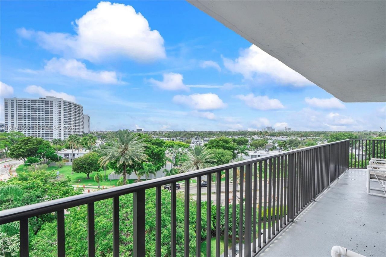 600 Parkview Dr, Unit 709, Hallandale Beach, FL 33009 Photo