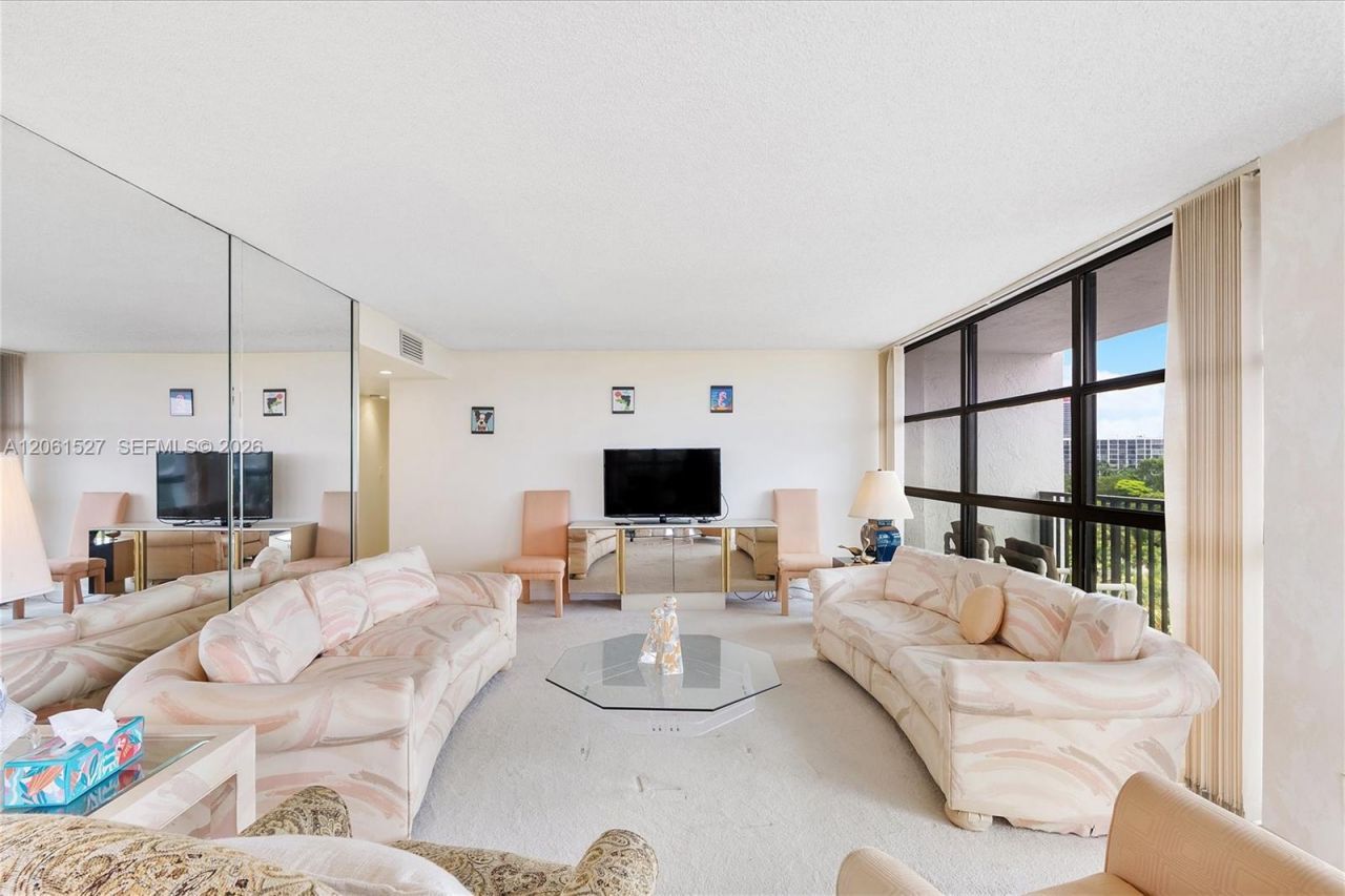 600 Parkview Dr, Unit 709, Hallandale Beach, FL 33009 Photo