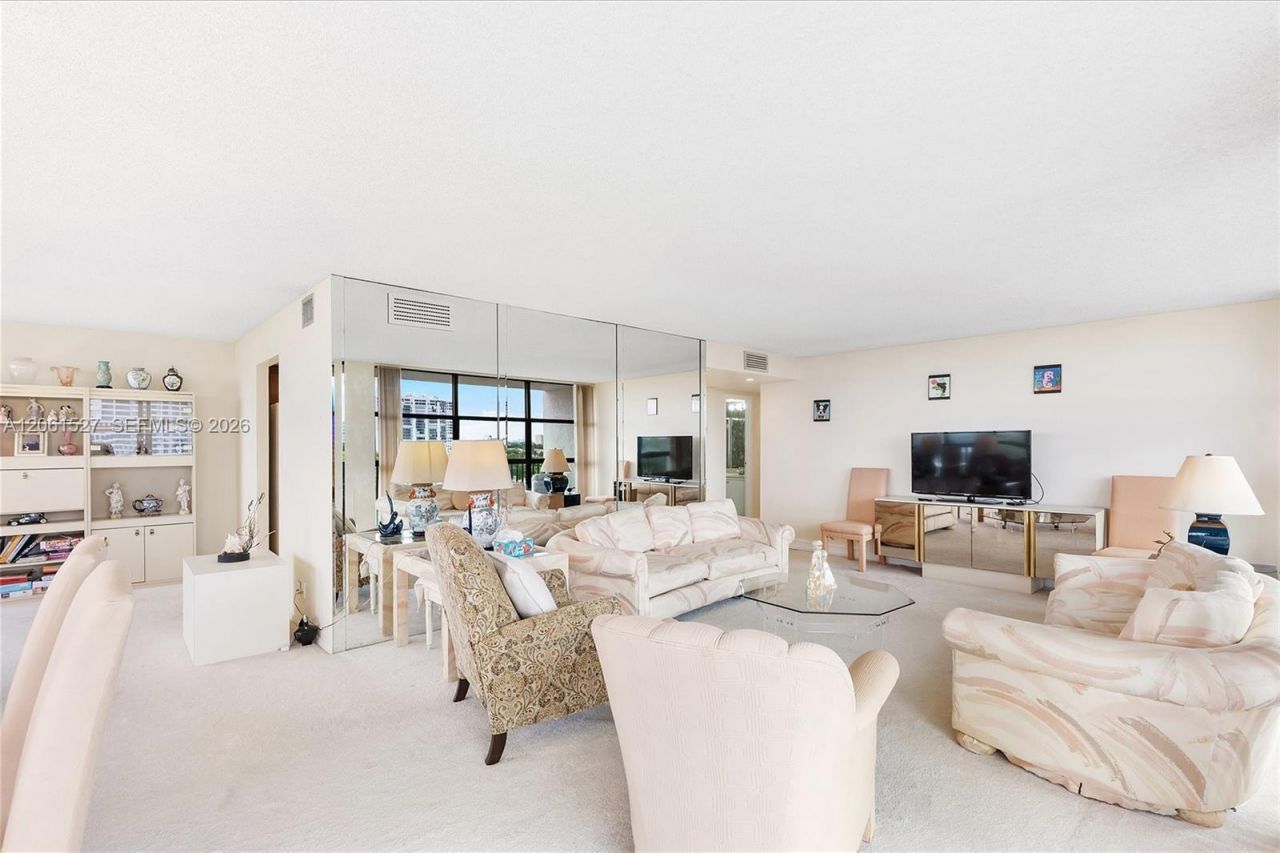 600 Parkview Dr, Unit 709, Hallandale Beach, FL 33009 Photo