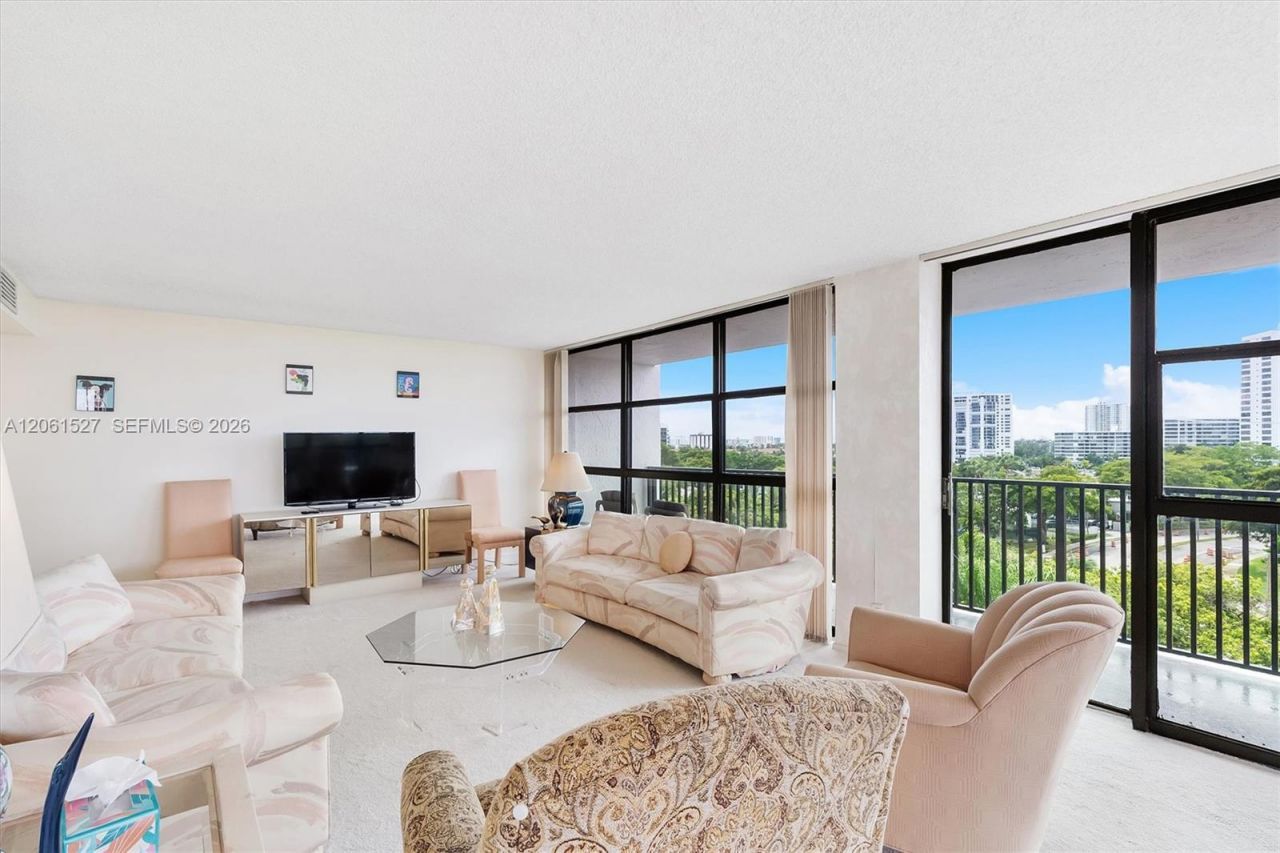 600 Parkview Dr, Unit 709, Hallandale Beach, FL 33009 Photo