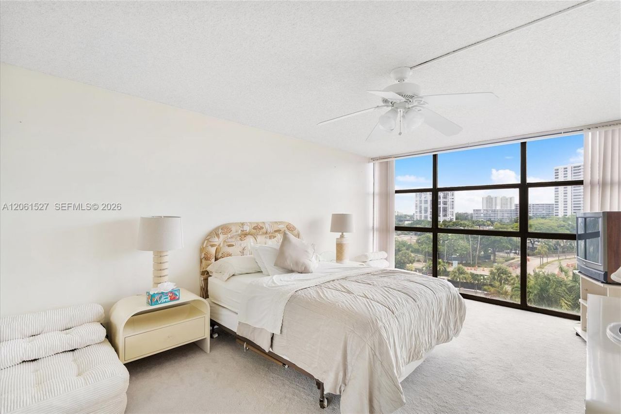 600 Parkview Dr, Unit 709, Hallandale Beach, FL 33009 Photo