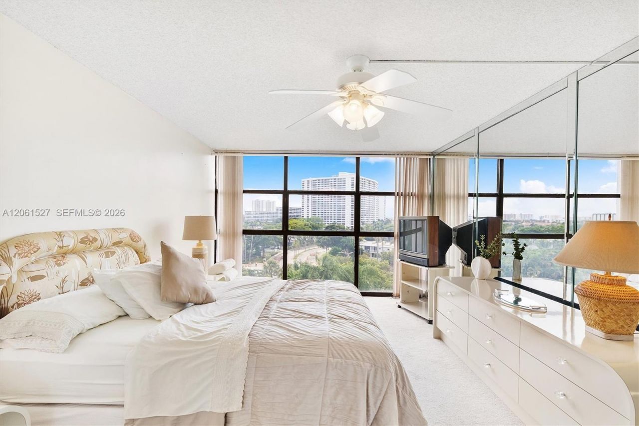 600 Parkview Dr, Unit 709, Hallandale Beach, FL 33009 Photo