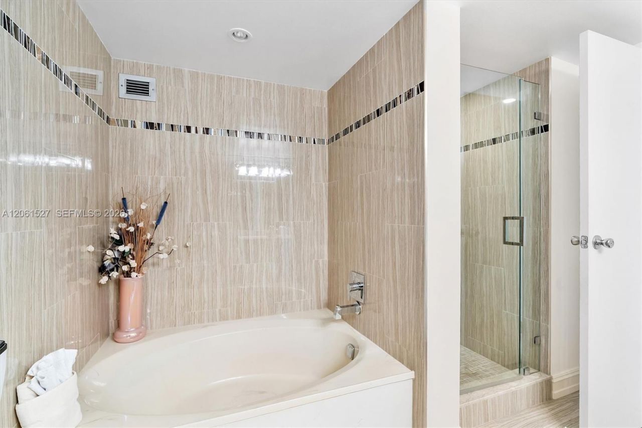 600 Parkview Dr, Unit 709, Hallandale Beach, FL 33009 Photo
