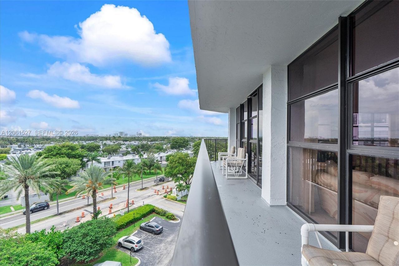 600 Parkview Dr, Unit 709, Hallandale Beach, FL 33009 Photo