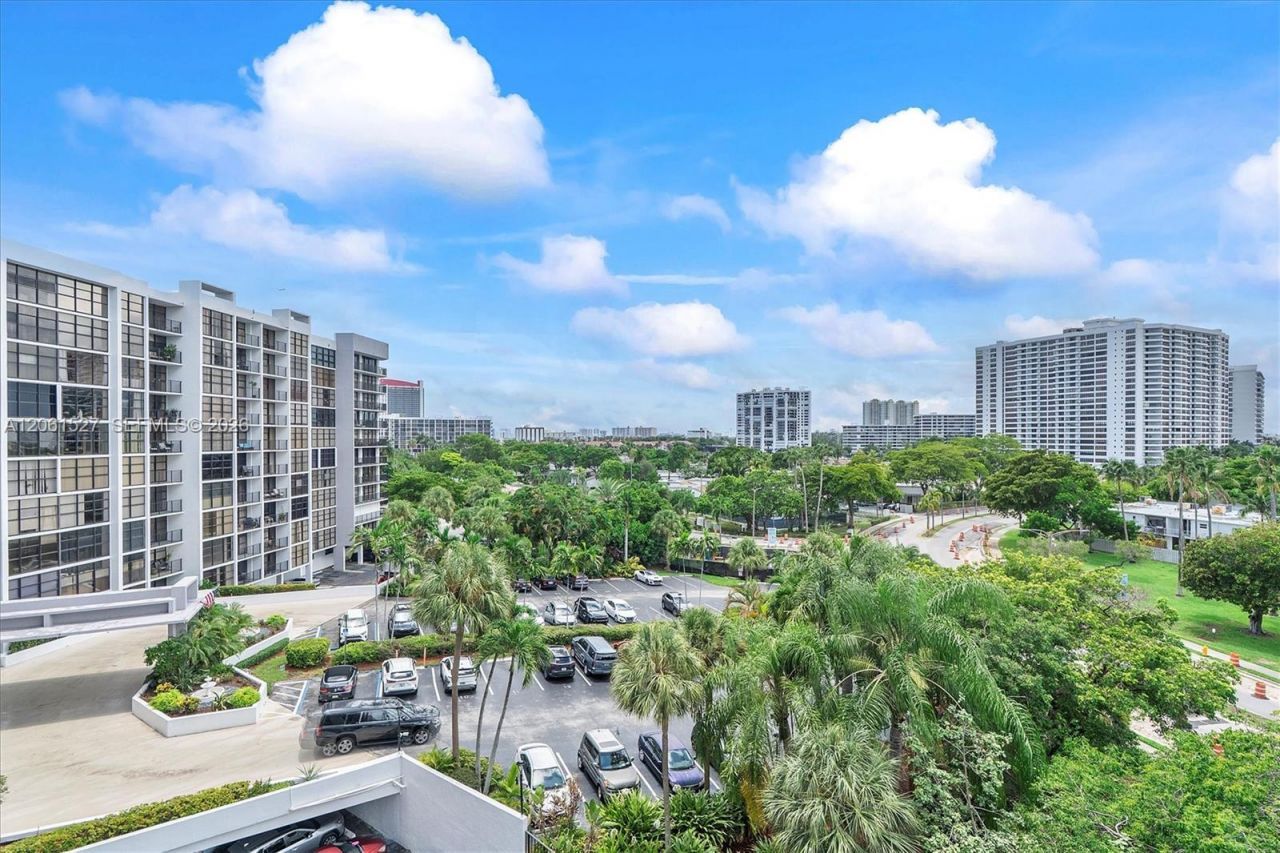 600 Parkview Dr, Unit 709, Hallandale Beach, FL 33009 Photo