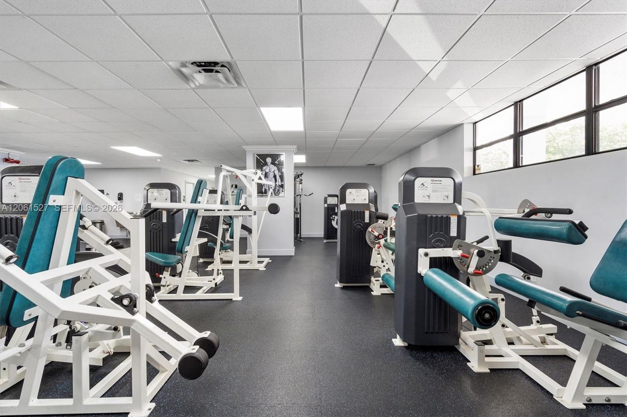 600 Parkview Dr, Unit 709, Hallandale Beach, FL 33009 Photo