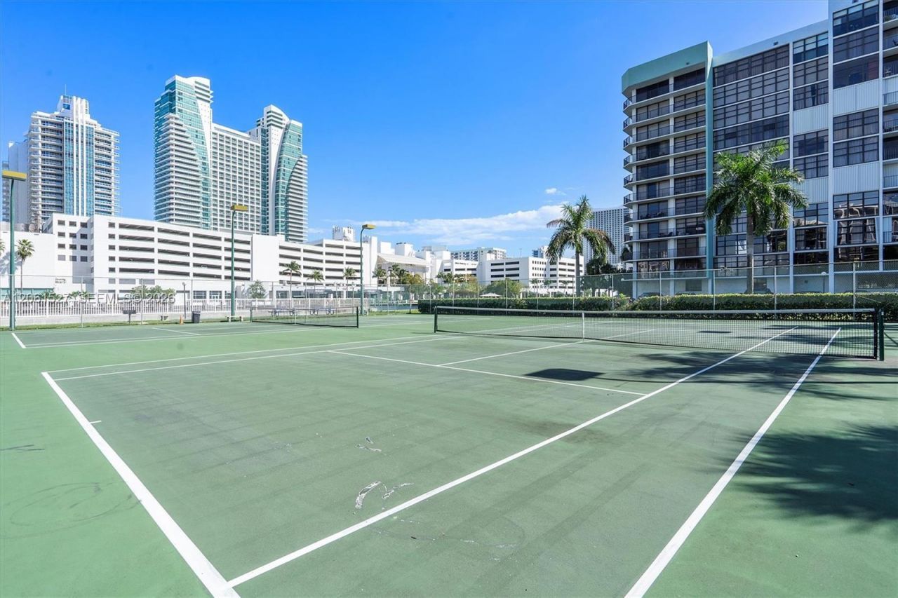 600 Parkview Dr, Unit 709, Hallandale Beach, FL 33009 Photo