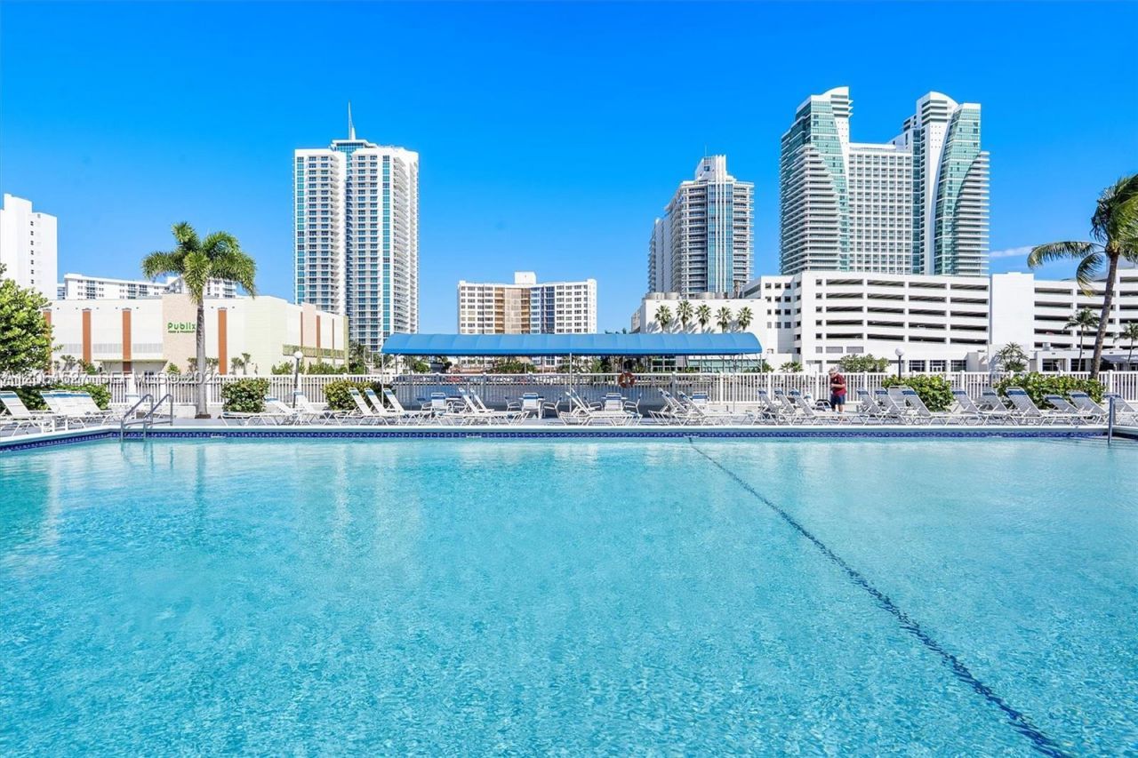 600 Parkview Dr, Unit 709, Hallandale Beach, FL 33009 Photo