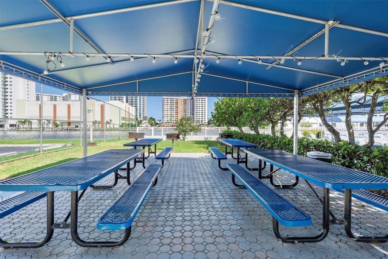 600 Parkview Dr, Unit 709, Hallandale Beach, FL 33009 Photo