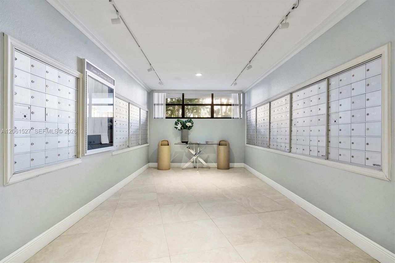 600 Parkview Dr, Unit 709, Hallandale Beach, FL 33009 Photo
