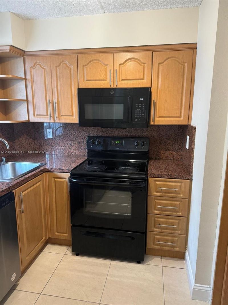 6045 NW 186th St , Unit 309, Hialeah, FL 33015 Photo