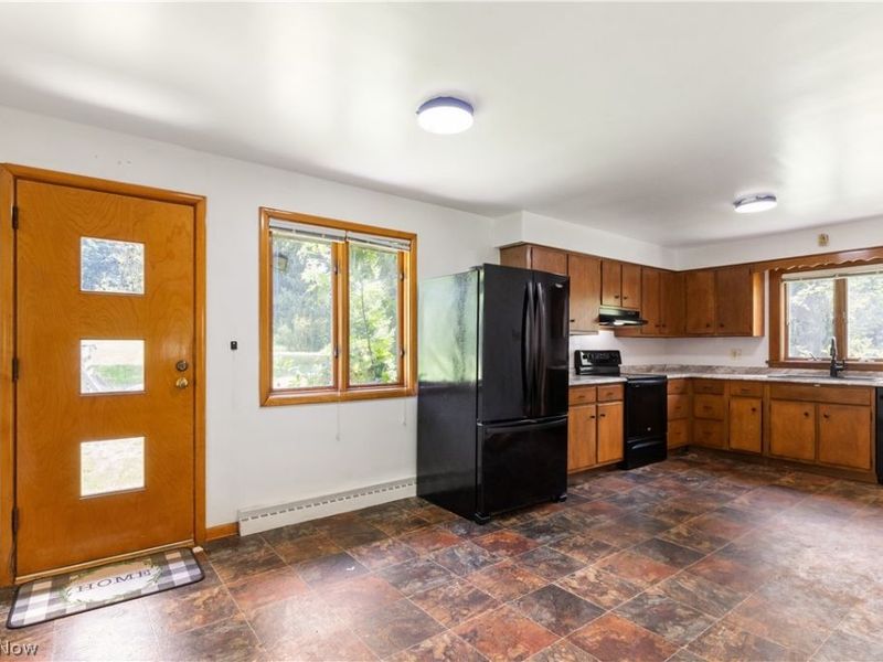 996 Sharon Hogue Road, Brookfield, OH 44438 Photo 2