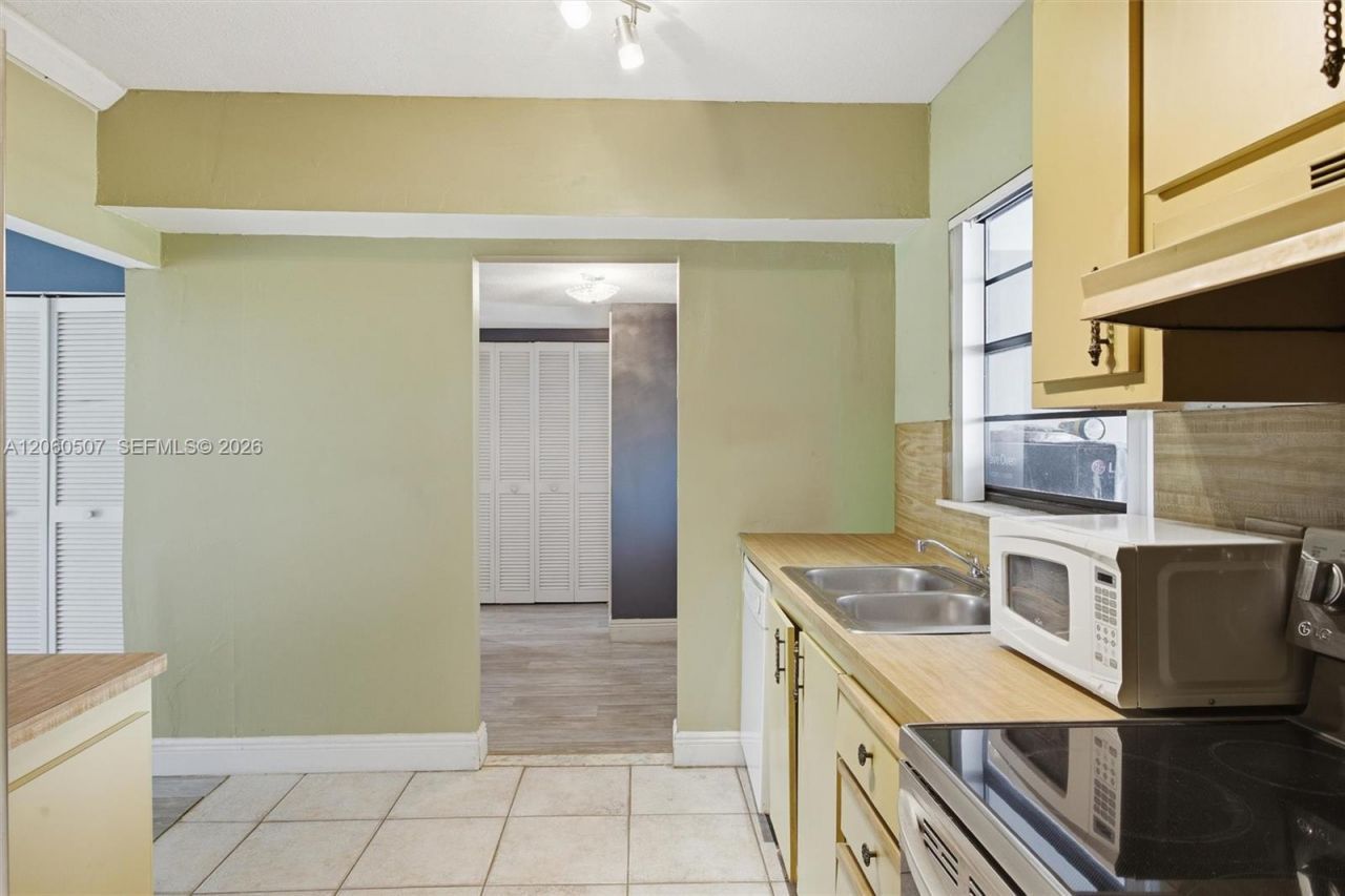 4054 N Pine Island Rd , Unit 2B, Sunrise, FL 33351 Photo