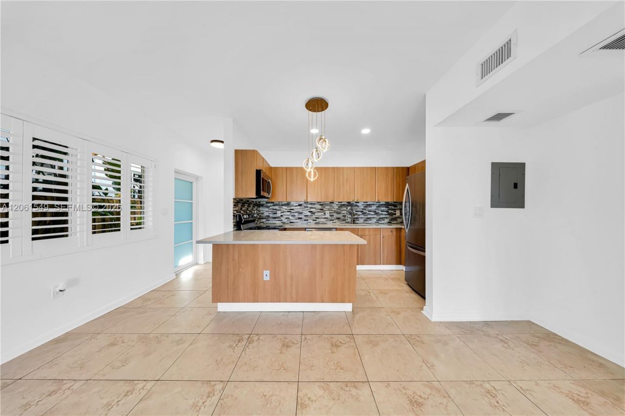 6905 Bay Dr, Unit 16, Miami Beach, FL 33141 Photo