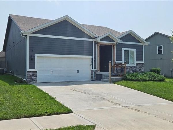 12432 Live Oak Circle, Peculiar, MO 64078