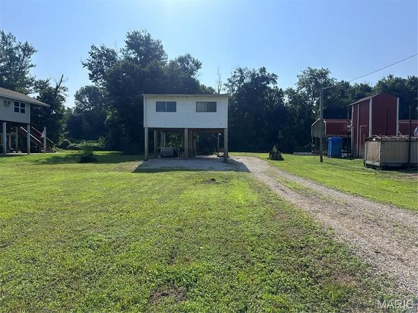 72 S River Road , Elsberry, MO 63343
