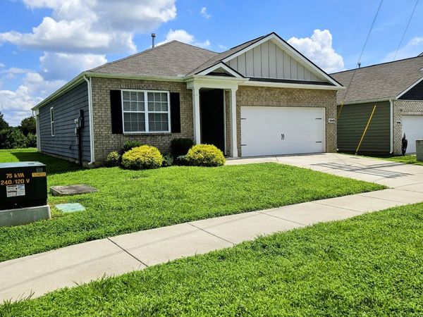 5048 Hunters Village Dr E, Lebanon, TN 37087
