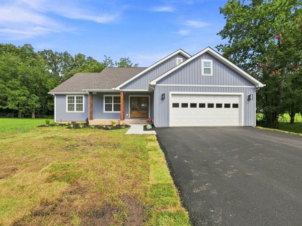 913 Memorial Dr , Paris, TN 38242