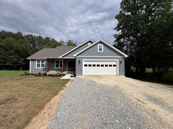 913 Memorial Dr , Paris, TN 38242