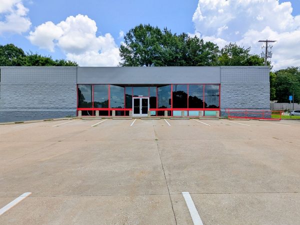 2090 N Highland Ave , Jackson, TN 38305