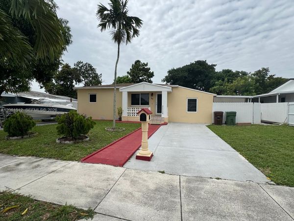 80 W 56th St , Hialeah, FL 33012